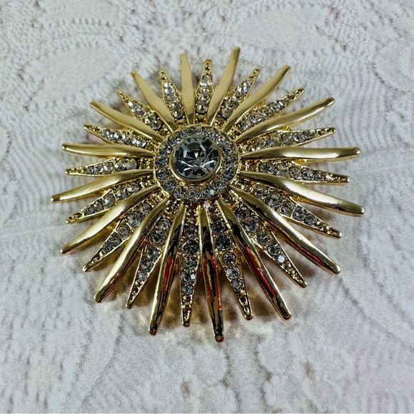 Beautiful, large, starburst, gold tone brooch in crested with clear rhinestones. - Picture 3 of 5